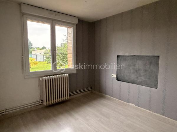 Située dans un hameau, cette maison en pierre offre à ses futurs propriétaires un beau potentiel. 
Nous commencerons la visite par une entrée qui dessert la cuisine aménagée de 17m2 donnant accès direct sur la terrasse et le jardin sans vis à vis. 
Nous poursuivrons la visite du rez-de-chaussée avec le salon-séjour de 31m2, la salle d'eau de 5m2 environ, un wc séparé, un cellier de 4m2, une chambre de 10m2 et un bureau de 8m2. 
Nous continuerons avec la visite de l'étage à finir de rénover. Il est composé d'une chambre de 23m2 au sol et d'un bureau pouvant faire office de dressing de 7m2.
Le mode de chauffage est au fuel, la chaudière a 8 ans. Un poêle à bois a été installé dans le séjour. Une isolation extérieur sur une façade a été réalisée il y a 8 ans.
Coté extérieur, vous pourrez profitez en toute tranquillité de la parcelle de 1600m2 entièrement close et sans vis à vis. 
Coté stockage, un double garage. 
Alors, un intérêt pour cette maison ? Appelez-moi pour plus de renseignements et peut-être fixer une visite.