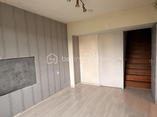 Située dans un hameau, cette maison en pierre offre à ses futurs propriétaires un beau potentiel. 
Nous commencerons la visite par une entrée qui dessert la cuisine aménagée de 17m2 donnant accès direct sur la terrasse et le jardin sans vis à vis. 
Nous poursuivrons la visite du rez-de-chaussée avec le salon-séjour de 31m2, la salle d'eau de 5m2 environ, un wc séparé, un cellier de 4m2, une chambre de 10m2 et un bureau de 8m2. 
Nous continuerons avec la visite de l'étage à finir de rénover. Il est composé d'une chambre de 23m2 au sol et d'un bureau pouvant faire office de dressing de 7m2.
Le mode de chauffage est au fuel, la chaudière a 8 ans. Un poêle à bois a été installé dans le séjour. Une isolation extérieur sur une façade a été réalisée il y a 8 ans.
Coté extérieur, vous pourrez profitez en toute tranquillité de la parcelle de 1600m2 entièrement close et sans vis à vis. 
Coté stockage, un double garage. 
Alors, un intérêt pour cette maison ? Appelez-moi pour plus de renseignements et peut-être fixer une visite.