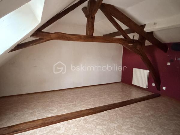 Située dans un hameau, cette maison en pierre offre à ses futurs propriétaires un beau potentiel. 
Nous commencerons la visite par une entrée qui dessert la cuisine aménagée de 17m2 donnant accès direct sur la terrasse et le jardin sans vis à vis. 
Nous poursuivrons la visite du rez-de-chaussée avec le salon-séjour de 31m2, la salle d'eau de 5m2 environ, un wc séparé, un cellier de 4m2, une chambre de 10m2 et un bureau de 8m2. 
Nous continuerons avec la visite de l'étage à finir de rénover. Il est composé d'une chambre de 23m2 au sol et d'un bureau pouvant faire office de dressing de 7m2.
Le mode de chauffage est au fuel, la chaudière a 8 ans. Un poêle à bois a été installé dans le séjour. Une isolation extérieur sur une façade a été réalisée il y a 8 ans.
Coté extérieur, vous pourrez profitez en toute tranquillité de la parcelle de 1600m2 entièrement close et sans vis à vis. 
Coté stockage, un double garage. 
Alors, un intérêt pour cette maison ? Appelez-moi pour plus de renseignements et peut-être fixer une visite.