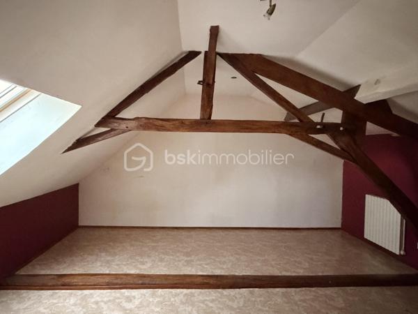 Située dans un hameau, cette maison en pierre offre à ses futurs propriétaires un beau potentiel. 
Nous commencerons la visite par une entrée qui dessert la cuisine aménagée de 17m2 donnant accès direct sur la terrasse et le jardin sans vis à vis. 
Nous poursuivrons la visite du rez-de-chaussée avec le salon-séjour de 31m2, la salle d'eau de 5m2 environ, un wc séparé, un cellier de 4m2, une chambre de 10m2 et un bureau de 8m2. 
Nous continuerons avec la visite de l'étage à finir de rénover. Il est composé d'une chambre de 23m2 au sol et d'un bureau pouvant faire office de dressing de 7m2.
Le mode de chauffage est au fuel, la chaudière a 8 ans. Un poêle à bois a été installé dans le séjour. Une isolation extérieur sur une façade a été réalisée il y a 8 ans.
Coté extérieur, vous pourrez profitez en toute tranquillité de la parcelle de 1600m2 entièrement close et sans vis à vis. 
Coté stockage, un double garage. 
Alors, un intérêt pour cette maison ? Appelez-moi pour plus de renseignements et peut-être fixer une visite.