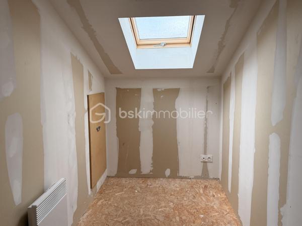 Située dans un hameau, cette maison en pierre offre à ses futurs propriétaires un beau potentiel. 
Nous commencerons la visite par une entrée qui dessert la cuisine aménagée de 17m2 donnant accès direct sur la terrasse et le jardin sans vis à vis. 
Nous poursuivrons la visite du rez-de-chaussée avec le salon-séjour de 31m2, la salle d'eau de 5m2 environ, un wc séparé, un cellier de 4m2, une chambre de 10m2 et un bureau de 8m2. 
Nous continuerons avec la visite de l'étage à finir de rénover. Il est composé d'une chambre de 23m2 au sol et d'un bureau pouvant faire office de dressing de 7m2.
Le mode de chauffage est au fuel, la chaudière a 8 ans. Un poêle à bois a été installé dans le séjour. Une isolation extérieur sur une façade a été réalisée il y a 8 ans.
Coté extérieur, vous pourrez profitez en toute tranquillité de la parcelle de 1600m2 entièrement close et sans vis à vis. 
Coté stockage, un double garage. 
Alors, un intérêt pour cette maison ? Appelez-moi pour plus de renseignements et peut-être fixer une visite.