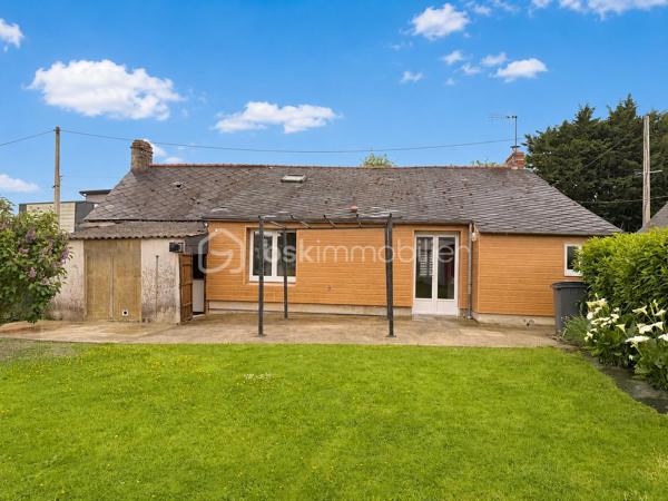 Située dans un hameau, cette maison en pierre offre à ses futurs propriétaires un beau potentiel. 
Nous commencerons la visite par une entrée qui dessert la cuisine aménagée de 17m2 donnant accès direct sur la terrasse et le jardin sans vis à vis. 
Nous poursuivrons la visite du rez-de-chaussée avec le salon-séjour de 31m2, la salle d'eau de 5m2 environ, un wc séparé, un cellier de 4m2, une chambre de 10m2 et un bureau de 8m2. 
Nous continuerons avec la visite de l'étage à finir de rénover. Il est composé d'une chambre de 23m2 au sol et d'un bureau pouvant faire office de dressing de 7m2.
Le mode de chauffage est au fuel, la chaudière a 8 ans. Un poêle à bois a été installé dans le séjour. Une isolation extérieur sur une façade a été réalisée il y a 8 ans.
Coté extérieur, vous pourrez profitez en toute tranquillité de la parcelle de 1600m2 entièrement close et sans vis à vis. 
Coté stockage, un double garage. 
Alors, un intérêt pour cette maison ? Appelez-moi pour plus de renseignements et peut-être fixer une visite.