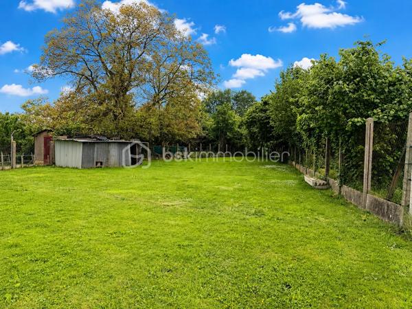 Située dans un hameau, cette maison en pierre offre à ses futurs propriétaires un beau potentiel. 
Nous commencerons la visite par une entrée qui dessert la cuisine aménagée de 17m2 donnant accès direct sur la terrasse et le jardin sans vis à vis. 
Nous poursuivrons la visite du rez-de-chaussée avec le salon-séjour de 31m2, la salle d'eau de 5m2 environ, un wc séparé, un cellier de 4m2, une chambre de 10m2 et un bureau de 8m2. 
Nous continuerons avec la visite de l'étage à finir de rénover. Il est composé d'une chambre de 23m2 au sol et d'un bureau pouvant faire office de dressing de 7m2.
Le mode de chauffage est au fuel, la chaudière a 8 ans. Un poêle à bois a été installé dans le séjour. Une isolation extérieur sur une façade a été réalisée il y a 8 ans.
Coté extérieur, vous pourrez profitez en toute tranquillité de la parcelle de 1600m2 entièrement close et sans vis à vis. 
Coté stockage, un double garage. 
Alors, un intérêt pour cette maison ? Appelez-moi pour plus de renseignements et peut-être fixer une visite.
