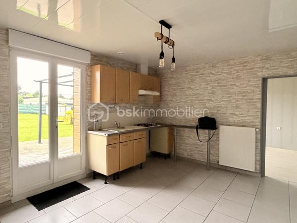 Située dans un hameau, cette maison en pierre offre à ses futurs propriétaires un beau potentiel. 
Nous commencerons la visite par une entrée qui dessert la cuisine aménagée de 17m2 donnant accès direct sur la terrasse et le jardin sans vis à vis. 
Nous poursuivrons la visite du rez-de-chaussée avec le salon-séjour de 31m2, la salle d'eau de 5m2 environ, un wc séparé, un cellier de 4m2, une chambre de 10m2 et un bureau de 8m2. 
Nous continuerons avec la visite de l'étage à finir de rénover. Il est composé d'une chambre de 23m2 au sol et d'un bureau pouvant faire office de dressing de 7m2.
Le mode de chauffage est au fuel, la chaudière a 8 ans. Un poêle à bois a été installé dans le séjour. Une isolation extérieur sur une façade a été réalisée il y a 8 ans.
Coté extérieur, vous pourrez profitez en toute tranquillité de la parcelle de 1600m2 entièrement close et sans vis à vis. 
Coté stockage, un double garage. 
Alors, un intérêt pour cette maison ? Appelez-moi pour plus de renseignements et peut-être fixer une visite.