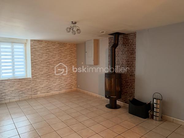 Située dans un hameau, cette maison en pierre offre à ses futurs propriétaires un beau potentiel. 
Nous commencerons la visite par une entrée qui dessert la cuisine aménagée de 17m2 donnant accès direct sur la terrasse et le jardin sans vis à vis. 
Nous poursuivrons la visite du rez-de-chaussée avec le salon-séjour de 31m2, la salle d'eau de 5m2 environ, un wc séparé, un cellier de 4m2, une chambre de 10m2 et un bureau de 8m2. 
Nous continuerons avec la visite de l'étage à finir de rénover. Il est composé d'une chambre de 23m2 au sol et d'un bureau pouvant faire office de dressing de 7m2.
Le mode de chauffage est au fuel, la chaudière a 8 ans. Un poêle à bois a été installé dans le séjour. Une isolation extérieur sur une façade a été réalisée il y a 8 ans.
Coté extérieur, vous pourrez profitez en toute tranquillité de la parcelle de 1600m2 entièrement close et sans vis à vis. 
Coté stockage, un double garage. 
Alors, un intérêt pour cette maison ? Appelez-moi pour plus de renseignements et peut-être fixer une visite.