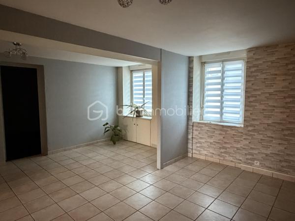 Située dans un hameau, cette maison en pierre offre à ses futurs propriétaires un beau potentiel. 
Nous commencerons la visite par une entrée qui dessert la cuisine aménagée de 17m2 donnant accès direct sur la terrasse et le jardin sans vis à vis. 
Nous poursuivrons la visite du rez-de-chaussée avec le salon-séjour de 31m2, la salle d'eau de 5m2 environ, un wc séparé, un cellier de 4m2, une chambre de 10m2 et un bureau de 8m2. 
Nous continuerons avec la visite de l'étage à finir de rénover. Il est composé d'une chambre de 23m2 au sol et d'un bureau pouvant faire office de dressing de 7m2.
Le mode de chauffage est au fuel, la chaudière a 8 ans. Un poêle à bois a été installé dans le séjour. Une isolation extérieur sur une façade a été réalisée il y a 8 ans.
Coté extérieur, vous pourrez profitez en toute tranquillité de la parcelle de 1600m2 entièrement close et sans vis à vis. 
Coté stockage, un double garage. 
Alors, un intérêt pour cette maison ? Appelez-moi pour plus de renseignements et peut-être fixer une visite.