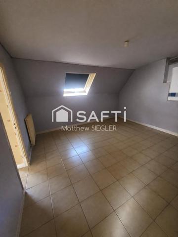 Maison ancienne offrant de beaux volumes, accompagnée de 2 dépendances et de 2 très grandes caves.