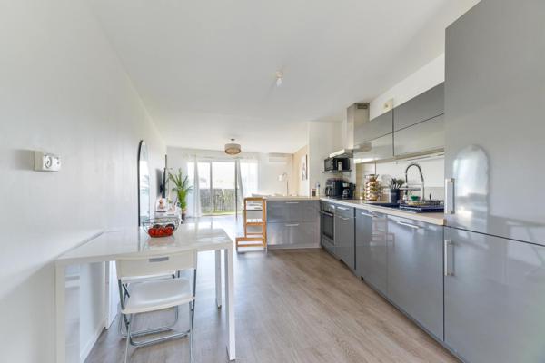 Appartement lumineux avec balcon et 2 places de parking