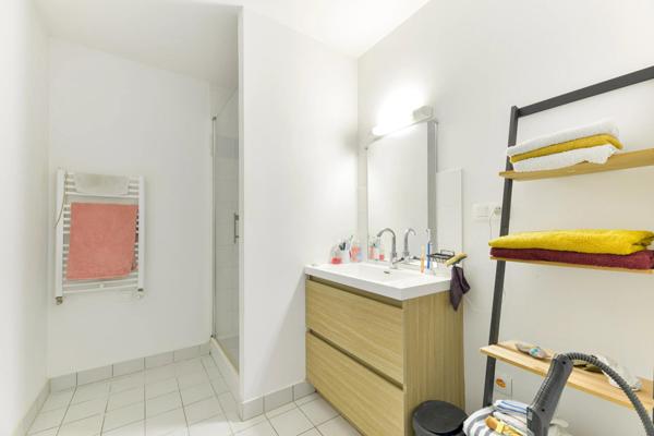 Appartement lumineux avec balcon et 2 places de parking