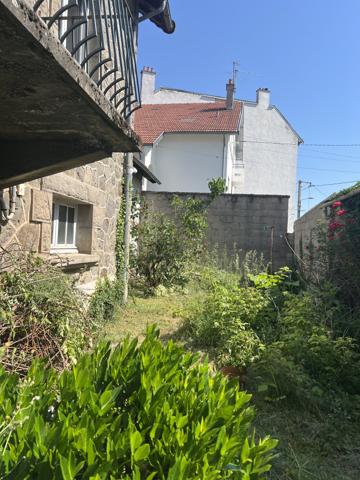 MAISON 4 pièces AURILLAC (15) en pierre et jardin