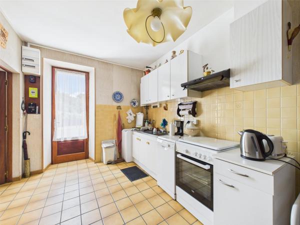 Ensemble immobilier avec une maison, un garage un chai et un jardin