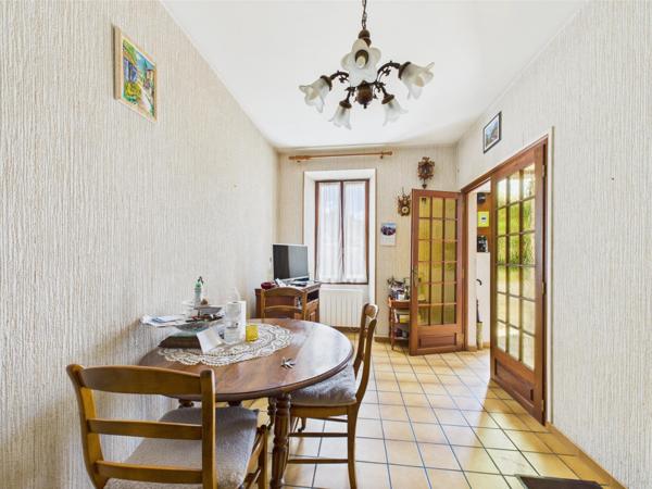 Ensemble immobilier avec une maison, un garage un chai et un jardin