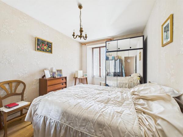Ensemble immobilier avec une maison, un garage un chai et un jardin