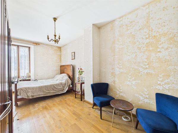 Ensemble immobilier avec une maison, un garage un chai et un jardin
