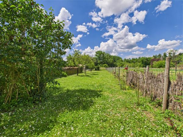 Ensemble immobilier avec une maison, un garage un chai et un jardin
