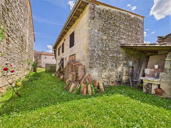 Ensemble immobilier avec une maison, un garage un chai et un jardin