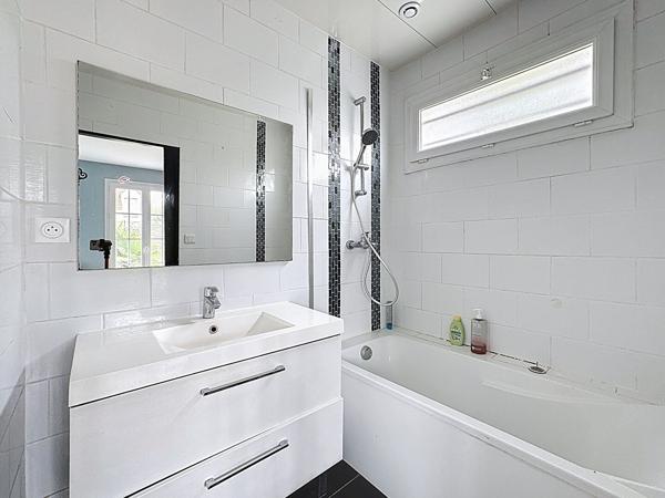 EXCLUSIVITÉ ERA Chaumontel, village très recherché, superbe maison indépendante de plain-pied en parfait état sur 604 m² de terrain.
