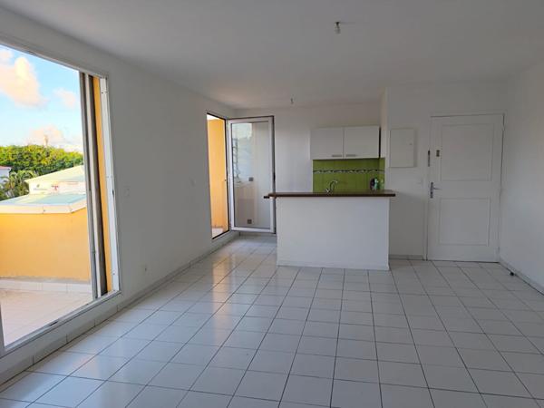 Appartement à louer 750 € CC ST FRANCOIS 3 p 63 m² DPE D