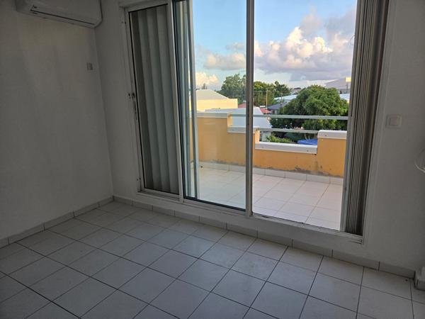 Appartement à louer 750 € CC ST FRANCOIS 3 p 63 m² DPE D