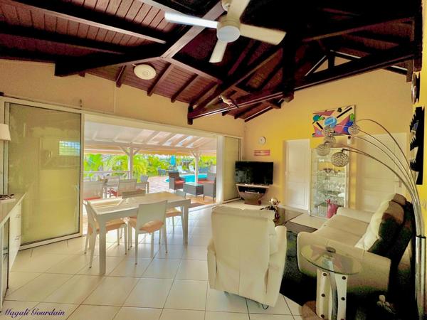 A VENDRE VILLA MEUBLÉE & TOTALEMENT EQUIPEE AVEC PISCINE – EMPLACEMENT PREMIUM