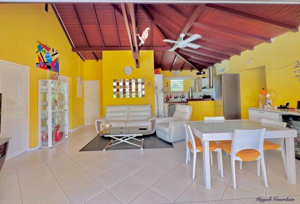 A VENDRE VILLA MEUBLÉE & TOTALEMENT EQUIPEE AVEC PISCINE – EMPLACEMENT PREMIUM