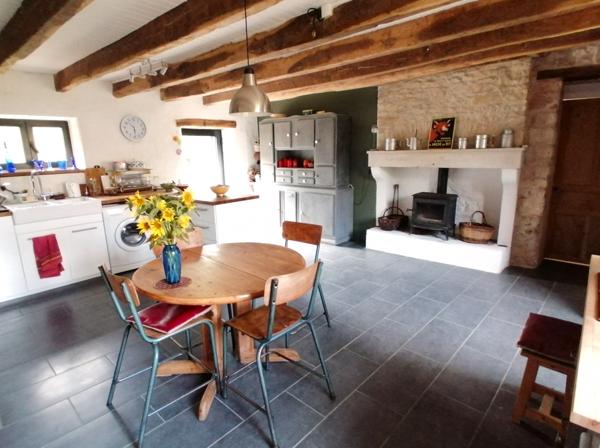 BELLE RENOVATION EN PIERRE ET POUTRES APPARENTES