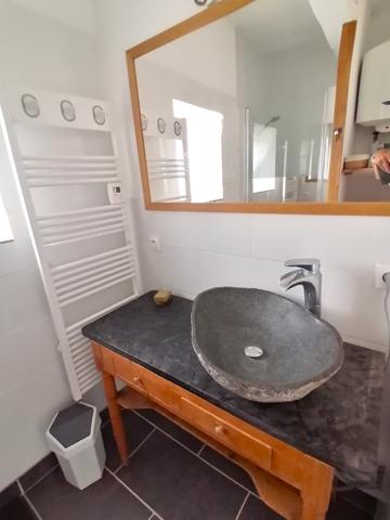 BELLE RENOVATION EN PIERRE ET POUTRES APPARENTES