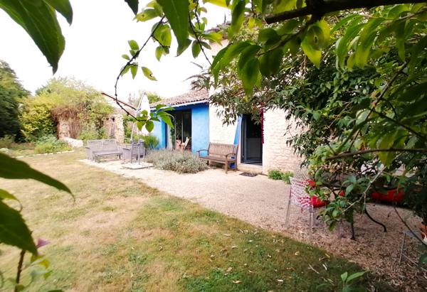 BELLE RENOVATION EN PIERRE ET POUTRES APPARENTES