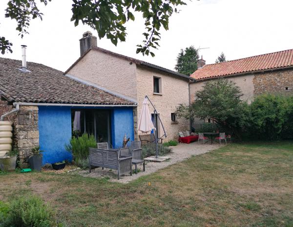 BELLE RENOVATION EN PIERRE ET POUTRES APPARENTES