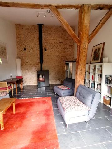 BELLE RENOVATION EN PIERRE ET POUTRES APPARENTES