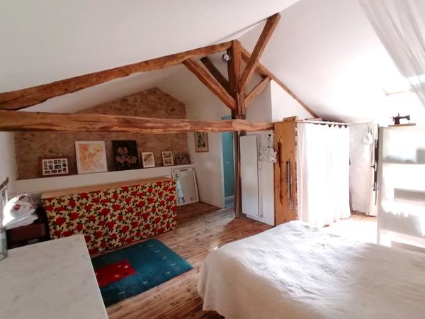 BELLE RENOVATION EN PIERRE ET POUTRES APPARENTES