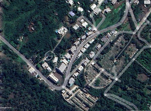 Votre futur projet d'architecte commence ici !!

Idéalement situé dans le secteur très prisé des Avirons, à une altitude parfaite de 120 mètres, venez découvrir cette belle parcelle de 605 m². Avec sa vue imprenable sur l'océan et son environnement calme, ce terrain est une véritable page blanche pour y bâtir la villa de vos rêves ou réaliser un investissement de choix.

CARACTÉRISTIQUES PRINCIPALES :
- Superficie : bornage 605 m² (Dimensions : env. 42 m de long x 13 m de large).
- Emplacement de choix : Les Avirons, secteur Bois de Nèfles.
- Zonage : Zone UC du PLU 2024, offrant de formidables droits à bâtir.
- Emprise au sol autorisée : 60 % maximum (potentiel exceptionnel).
- Hauteurs généreuses : Jusqu'à 8 m à l'égout du toit et 11 m au faîtage.

UN TERRAIN POUR UN PROJET SUR-MESURE :
Ce terrain brut, accessible via une servitude de passage actée et sécurisée, présente un profil altimétrique d'environ 20 %. Une typographie idéale pour imaginer une maison contemporaine en demi niveaux ou sur pilotis. Avec une orientation Nord-Ouest, c'est la configuration idéale pour profiter des couchers de soleil toute l'année !

À noter : Le terrain est vendu non viabilisé. Des travaux de défrichement, de raccordement aux réseaux (à proximité), de terrassement et de soutènement sont à prévoir pour préparer votre construction, avec l'opportunité de surélever vos pièces de vie pour sublimer encore davantage la vue mer !

LE MOT DE L'EXPERT :
Le prix de commercialisation a été rigoureusement étudié et tient déjà compte des travaux d'aménagement et de viabilisation à la charge de l'acquéreur. C'est l'opportunité rare d'acquérir une adresse premium aux Avirons et de concevoir une maison audacieuse qui dominera le littoral. Les parcelles offrant une telle vue et de telles possibilités se font extrêmement rares sur le marché de l'Ouest. Ce bien ne restera pas longtemps disponible.