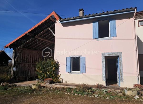 Saisissez l'opportunité de créer votre havre de paix sur ce domaine de 5000 m² situé au cœur d'un hameau hyper calme. Cette maison de 140 m² à rénover est une perle rare pour ceux qui cherchent à conjuguer vie au vert et organisation pratique.

​Un terrain de 5000 m² pour vos projets :

Une parcelle d'un demi hectare idéale pour la permaculture, un verger ou des animaux. La terre n'attend que vos projets de culture pour s'épanouir.

​Des annexes pensées pour la vie à la campagne :

Le véritable point fort de ce bien réside dans ses aménagements extérieurs et techniques :

​Un vaste abri couvert : Courant sur toute la longueur de la maison (environ 50 m²), c'est l'espace parfait pour vos repas d'été ou un atelier de bricolage.
​Une arrière-cuisine fonctionnelle : Équipée d'une arrivée d'eau, elle est indispensable pour traiter les récoltes du jardin ou servir de buanderie.
​Deux cagibis attenants : Idéaux pour le stockage des outils, une cave à vin ou un garde-manger frais.
​L'intérieur :

Une base solide à réinventer offrant de beaux volumes :

​Salle à manger chaleureuse avec cheminée de 18m².
​3 chambres spacieuses à l'étage (22, 26 et 28m²).
Vaste cuisine de 25m².
Grenier aménageable de 55m².

​Localisation :

Le calme absolu d'un hameau préservé, tout en restant à proximité immédiate des commerces et services.

​Un bien avec un tel potentiel fonctionnel (eau en extérieur, dépendances, grand terrain) est extrêmement rare. Idéal pour un projet de vie néo-rural.
