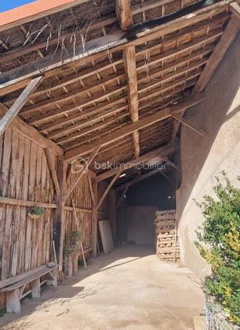 Saisissez l'opportunité de créer votre havre de paix sur ce domaine de 5000 m² situé au cœur d'un hameau hyper calme. Cette maison de 140 m² à rénover est une perle rare pour ceux qui cherchent à conjuguer vie au vert et organisation pratique.

​Un terrain de 5000 m² pour vos projets :

Une parcelle d'un demi hectare idéale pour la permaculture, un verger ou des animaux. La terre n'attend que vos projets de culture pour s'épanouir.

​Des annexes pensées pour la vie à la campagne :

Le véritable point fort de ce bien réside dans ses aménagements extérieurs et techniques :

​Un vaste abri couvert : Courant sur toute la longueur de la maison (environ 50 m²), c'est l'espace parfait pour vos repas d'été ou un atelier de bricolage.
​Une arrière-cuisine fonctionnelle : Équipée d'une arrivée d'eau, elle est indispensable pour traiter les récoltes du jardin ou servir de buanderie.
​Deux cagibis attenants : Idéaux pour le stockage des outils, une cave à vin ou un garde-manger frais.
​L'intérieur :

Une base solide à réinventer offrant de beaux volumes :

​Salle à manger chaleureuse avec cheminée de 18m².
​3 chambres spacieuses à l'étage (22, 26 et 28m²).
Vaste cuisine de 25m².
Grenier aménageable de 55m².

​Localisation :

Le calme absolu d'un hameau préservé, tout en restant à proximité immédiate des commerces et services.

​Un bien avec un tel potentiel fonctionnel (eau en extérieur, dépendances, grand terrain) est extrêmement rare. Idéal pour un projet de vie néo-rural.