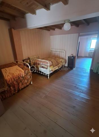 Saisissez l'opportunité de créer votre havre de paix sur ce domaine de 5000 m² situé au cœur d'un hameau hyper calme. Cette maison de 140 m² à rénover est une perle rare pour ceux qui cherchent à conjuguer vie au vert et organisation pratique.

​Un terrain de 5000 m² pour vos projets :

Une parcelle d'un demi hectare idéale pour la permaculture, un verger ou des animaux. La terre n'attend que vos projets de culture pour s'épanouir.

​Des annexes pensées pour la vie à la campagne :

Le véritable point fort de ce bien réside dans ses aménagements extérieurs et techniques :

​Un vaste abri couvert : Courant sur toute la longueur de la maison (environ 50 m²), c'est l'espace parfait pour vos repas d'été ou un atelier de bricolage.
​Une arrière-cuisine fonctionnelle : Équipée d'une arrivée d'eau, elle est indispensable pour traiter les récoltes du jardin ou servir de buanderie.
​Deux cagibis attenants : Idéaux pour le stockage des outils, une cave à vin ou un garde-manger frais.
​L'intérieur :

Une base solide à réinventer offrant de beaux volumes :

​Salle à manger chaleureuse avec cheminée de 18m².
​3 chambres spacieuses à l'étage (22, 26 et 28m²).
Vaste cuisine de 25m².
Grenier aménageable de 55m².

​Localisation :

Le calme absolu d'un hameau préservé, tout en restant à proximité immédiate des commerces et services.

​Un bien avec un tel potentiel fonctionnel (eau en extérieur, dépendances, grand terrain) est extrêmement rare. Idéal pour un projet de vie néo-rural.