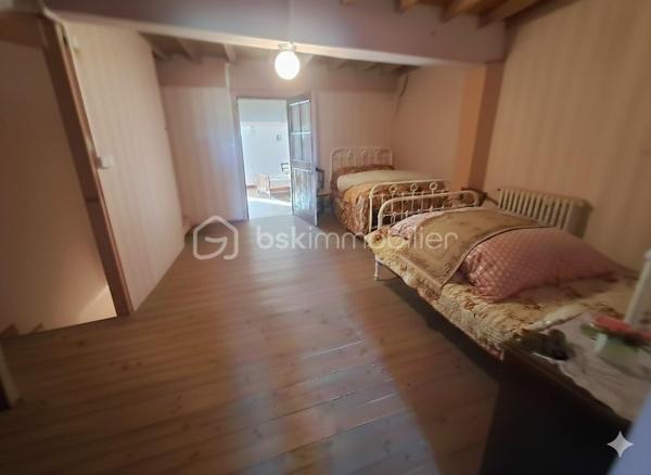 Saisissez l'opportunité de créer votre havre de paix sur ce domaine de 5000 m² situé au cœur d'un hameau hyper calme. Cette maison de 140 m² à rénover est une perle rare pour ceux qui cherchent à conjuguer vie au vert et organisation pratique.

​Un terrain de 5000 m² pour vos projets :

Une parcelle d'un demi hectare idéale pour la permaculture, un verger ou des animaux. La terre n'attend que vos projets de culture pour s'épanouir.

​Des annexes pensées pour la vie à la campagne :

Le véritable point fort de ce bien réside dans ses aménagements extérieurs et techniques :

​Un vaste abri couvert : Courant sur toute la longueur de la maison (environ 50 m²), c'est l'espace parfait pour vos repas d'été ou un atelier de bricolage.
​Une arrière-cuisine fonctionnelle : Équipée d'une arrivée d'eau, elle est indispensable pour traiter les récoltes du jardin ou servir de buanderie.
​Deux cagibis attenants : Idéaux pour le stockage des outils, une cave à vin ou un garde-manger frais.
​L'intérieur :

Une base solide à réinventer offrant de beaux volumes :

​Salle à manger chaleureuse avec cheminée de 18m².
​3 chambres spacieuses à l'étage (22, 26 et 28m²).
Vaste cuisine de 25m².
Grenier aménageable de 55m².

​Localisation :

Le calme absolu d'un hameau préservé, tout en restant à proximité immédiate des commerces et services.

​Un bien avec un tel potentiel fonctionnel (eau en extérieur, dépendances, grand terrain) est extrêmement rare. Idéal pour un projet de vie néo-rural.