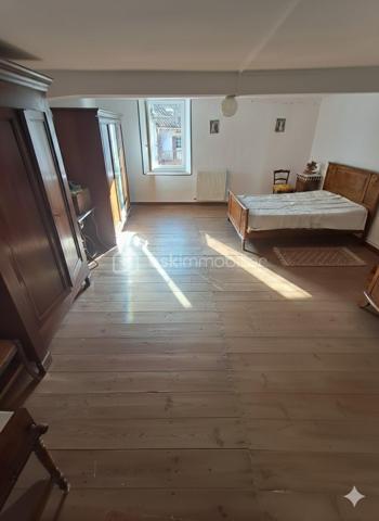 Saisissez l'opportunité de créer votre havre de paix sur ce domaine de 5000 m² situé au cœur d'un hameau hyper calme. Cette maison de 140 m² à rénover est une perle rare pour ceux qui cherchent à conjuguer vie au vert et organisation pratique.

​Un terrain de 5000 m² pour vos projets :

Une parcelle d'un demi hectare idéale pour la permaculture, un verger ou des animaux. La terre n'attend que vos projets de culture pour s'épanouir.

​Des annexes pensées pour la vie à la campagne :

Le véritable point fort de ce bien réside dans ses aménagements extérieurs et techniques :

​Un vaste abri couvert : Courant sur toute la longueur de la maison (environ 50 m²), c'est l'espace parfait pour vos repas d'été ou un atelier de bricolage.
​Une arrière-cuisine fonctionnelle : Équipée d'une arrivée d'eau, elle est indispensable pour traiter les récoltes du jardin ou servir de buanderie.
​Deux cagibis attenants : Idéaux pour le stockage des outils, une cave à vin ou un garde-manger frais.
​L'intérieur :

Une base solide à réinventer offrant de beaux volumes :

​Salle à manger chaleureuse avec cheminée de 18m².
​3 chambres spacieuses à l'étage (22, 26 et 28m²).
Vaste cuisine de 25m².
Grenier aménageable de 55m².

​Localisation :

Le calme absolu d'un hameau préservé, tout en restant à proximité immédiate des commerces et services.

​Un bien avec un tel potentiel fonctionnel (eau en extérieur, dépendances, grand terrain) est extrêmement rare. Idéal pour un projet de vie néo-rural.