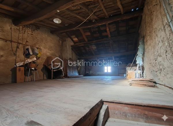 Saisissez l'opportunité de créer votre havre de paix sur ce domaine de 5000 m² situé au cœur d'un hameau hyper calme. Cette maison de 140 m² à rénover est une perle rare pour ceux qui cherchent à conjuguer vie au vert et organisation pratique.

​Un terrain de 5000 m² pour vos projets :

Une parcelle d'un demi hectare idéale pour la permaculture, un verger ou des animaux. La terre n'attend que vos projets de culture pour s'épanouir.

​Des annexes pensées pour la vie à la campagne :

Le véritable point fort de ce bien réside dans ses aménagements extérieurs et techniques :

​Un vaste abri couvert : Courant sur toute la longueur de la maison (environ 50 m²), c'est l'espace parfait pour vos repas d'été ou un atelier de bricolage.
​Une arrière-cuisine fonctionnelle : Équipée d'une arrivée d'eau, elle est indispensable pour traiter les récoltes du jardin ou servir de buanderie.
​Deux cagibis attenants : Idéaux pour le stockage des outils, une cave à vin ou un garde-manger frais.
​L'intérieur :

Une base solide à réinventer offrant de beaux volumes :

​Salle à manger chaleureuse avec cheminée de 18m².
​3 chambres spacieuses à l'étage (22, 26 et 28m²).
Vaste cuisine de 25m².
Grenier aménageable de 55m².

​Localisation :

Le calme absolu d'un hameau préservé, tout en restant à proximité immédiate des commerces et services.

​Un bien avec un tel potentiel fonctionnel (eau en extérieur, dépendances, grand terrain) est extrêmement rare. Idéal pour un projet de vie néo-rural.