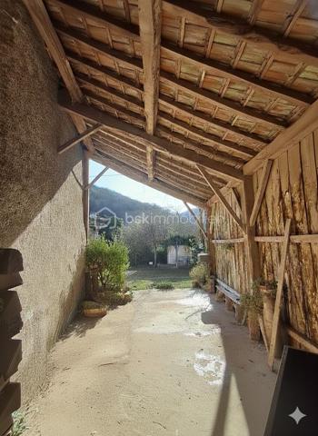 Saisissez l'opportunité de créer votre havre de paix sur ce domaine de 5000 m² situé au cœur d'un hameau hyper calme. Cette maison de 140 m² à rénover est une perle rare pour ceux qui cherchent à conjuguer vie au vert et organisation pratique.

​Un terrain de 5000 m² pour vos projets :

Une parcelle d'un demi hectare idéale pour la permaculture, un verger ou des animaux. La terre n'attend que vos projets de culture pour s'épanouir.

​Des annexes pensées pour la vie à la campagne :

Le véritable point fort de ce bien réside dans ses aménagements extérieurs et techniques :

​Un vaste abri couvert : Courant sur toute la longueur de la maison (environ 50 m²), c'est l'espace parfait pour vos repas d'été ou un atelier de bricolage.
​Une arrière-cuisine fonctionnelle : Équipée d'une arrivée d'eau, elle est indispensable pour traiter les récoltes du jardin ou servir de buanderie.
​Deux cagibis attenants : Idéaux pour le stockage des outils, une cave à vin ou un garde-manger frais.
​L'intérieur :

Une base solide à réinventer offrant de beaux volumes :

​Salle à manger chaleureuse avec cheminée de 18m².
​3 chambres spacieuses à l'étage (22, 26 et 28m²).
Vaste cuisine de 25m².
Grenier aménageable de 55m².

​Localisation :

Le calme absolu d'un hameau préservé, tout en restant à proximité immédiate des commerces et services.

​Un bien avec un tel potentiel fonctionnel (eau en extérieur, dépendances, grand terrain) est extrêmement rare. Idéal pour un projet de vie néo-rural.