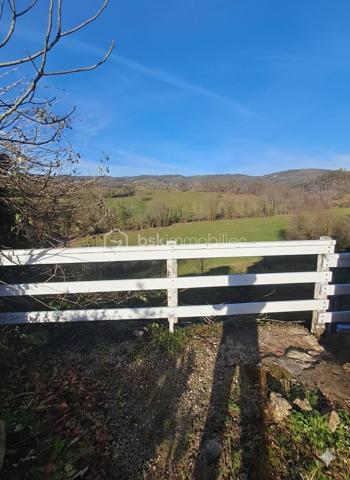 Saisissez l'opportunité de créer votre havre de paix sur ce domaine de 5000 m² situé au cœur d'un hameau hyper calme. Cette maison de 140 m² à rénover est une perle rare pour ceux qui cherchent à conjuguer vie au vert et organisation pratique.

​Un terrain de 5000 m² pour vos projets :

Une parcelle d'un demi hectare idéale pour la permaculture, un verger ou des animaux. La terre n'attend que vos projets de culture pour s'épanouir.

​Des annexes pensées pour la vie à la campagne :

Le véritable point fort de ce bien réside dans ses aménagements extérieurs et techniques :

​Un vaste abri couvert : Courant sur toute la longueur de la maison (environ 50 m²), c'est l'espace parfait pour vos repas d'été ou un atelier de bricolage.
​Une arrière-cuisine fonctionnelle : Équipée d'une arrivée d'eau, elle est indispensable pour traiter les récoltes du jardin ou servir de buanderie.
​Deux cagibis attenants : Idéaux pour le stockage des outils, une cave à vin ou un garde-manger frais.
​L'intérieur :

Une base solide à réinventer offrant de beaux volumes :

​Salle à manger chaleureuse avec cheminée de 18m².
​3 chambres spacieuses à l'étage (22, 26 et 28m²).
Vaste cuisine de 25m².
Grenier aménageable de 55m².

​Localisation :

Le calme absolu d'un hameau préservé, tout en restant à proximité immédiate des commerces et services.

​Un bien avec un tel potentiel fonctionnel (eau en extérieur, dépendances, grand terrain) est extrêmement rare. Idéal pour un projet de vie néo-rural.