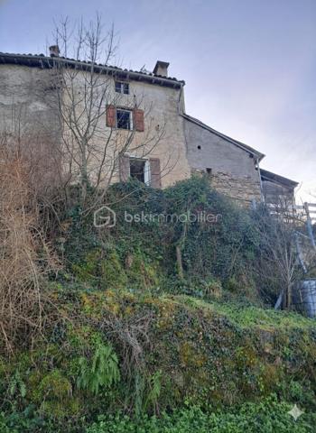 Saisissez l'opportunité de créer votre havre de paix sur ce domaine de 5000 m² situé au cœur d'un hameau hyper calme. Cette maison de 140 m² à rénover est une perle rare pour ceux qui cherchent à conjuguer vie au vert et organisation pratique.

​Un terrain de 5000 m² pour vos projets :

Une parcelle d'un demi hectare idéale pour la permaculture, un verger ou des animaux. La terre n'attend que vos projets de culture pour s'épanouir.

​Des annexes pensées pour la vie à la campagne :

Le véritable point fort de ce bien réside dans ses aménagements extérieurs et techniques :

​Un vaste abri couvert : Courant sur toute la longueur de la maison (environ 50 m²), c'est l'espace parfait pour vos repas d'été ou un atelier de bricolage.
​Une arrière-cuisine fonctionnelle : Équipée d'une arrivée d'eau, elle est indispensable pour traiter les récoltes du jardin ou servir de buanderie.
​Deux cagibis attenants : Idéaux pour le stockage des outils, une cave à vin ou un garde-manger frais.
​L'intérieur :

Une base solide à réinventer offrant de beaux volumes :

​Salle à manger chaleureuse avec cheminée de 18m².
​3 chambres spacieuses à l'étage (22, 26 et 28m²).
Vaste cuisine de 25m².
Grenier aménageable de 55m².

​Localisation :

Le calme absolu d'un hameau préservé, tout en restant à proximité immédiate des commerces et services.

​Un bien avec un tel potentiel fonctionnel (eau en extérieur, dépendances, grand terrain) est extrêmement rare. Idéal pour un projet de vie néo-rural.