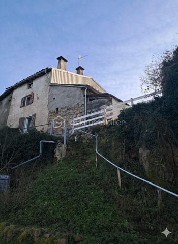 Saisissez l'opportunité de créer votre havre de paix sur ce domaine de 5000 m² situé au cœur d'un hameau hyper calme. Cette maison de 140 m² à rénover est une perle rare pour ceux qui cherchent à conjuguer vie au vert et organisation pratique.

​Un terrain de 5000 m² pour vos projets :

Une parcelle d'un demi hectare idéale pour la permaculture, un verger ou des animaux. La terre n'attend que vos projets de culture pour s'épanouir.

​Des annexes pensées pour la vie à la campagne :

Le véritable point fort de ce bien réside dans ses aménagements extérieurs et techniques :

​Un vaste abri couvert : Courant sur toute la longueur de la maison (environ 50 m²), c'est l'espace parfait pour vos repas d'été ou un atelier de bricolage.
​Une arrière-cuisine fonctionnelle : Équipée d'une arrivée d'eau, elle est indispensable pour traiter les récoltes du jardin ou servir de buanderie.
​Deux cagibis attenants : Idéaux pour le stockage des outils, une cave à vin ou un garde-manger frais.
​L'intérieur :

Une base solide à réinventer offrant de beaux volumes :

​Salle à manger chaleureuse avec cheminée de 18m².
​3 chambres spacieuses à l'étage (22, 26 et 28m²).
Vaste cuisine de 25m².
Grenier aménageable de 55m².

​Localisation :

Le calme absolu d'un hameau préservé, tout en restant à proximité immédiate des commerces et services.

​Un bien avec un tel potentiel fonctionnel (eau en extérieur, dépendances, grand terrain) est extrêmement rare. Idéal pour un projet de vie néo-rural.