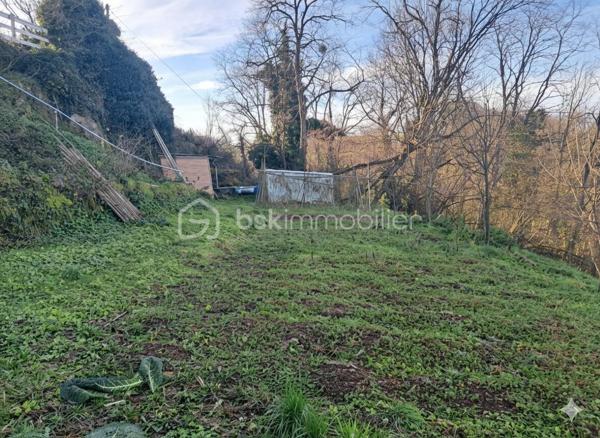 Saisissez l'opportunité de créer votre havre de paix sur ce domaine de 5000 m² situé au cœur d'un hameau hyper calme. Cette maison de 140 m² à rénover est une perle rare pour ceux qui cherchent à conjuguer vie au vert et organisation pratique.

​Un terrain de 5000 m² pour vos projets :

Une parcelle d'un demi hectare idéale pour la permaculture, un verger ou des animaux. La terre n'attend que vos projets de culture pour s'épanouir.

​Des annexes pensées pour la vie à la campagne :

Le véritable point fort de ce bien réside dans ses aménagements extérieurs et techniques :

​Un vaste abri couvert : Courant sur toute la longueur de la maison (environ 50 m²), c'est l'espace parfait pour vos repas d'été ou un atelier de bricolage.
​Une arrière-cuisine fonctionnelle : Équipée d'une arrivée d'eau, elle est indispensable pour traiter les récoltes du jardin ou servir de buanderie.
​Deux cagibis attenants : Idéaux pour le stockage des outils, une cave à vin ou un garde-manger frais.
​L'intérieur :

Une base solide à réinventer offrant de beaux volumes :

​Salle à manger chaleureuse avec cheminée de 18m².
​3 chambres spacieuses à l'étage (22, 26 et 28m²).
Vaste cuisine de 25m².
Grenier aménageable de 55m².

​Localisation :

Le calme absolu d'un hameau préservé, tout en restant à proximité immédiate des commerces et services.

​Un bien avec un tel potentiel fonctionnel (eau en extérieur, dépendances, grand terrain) est extrêmement rare. Idéal pour un projet de vie néo-rural.