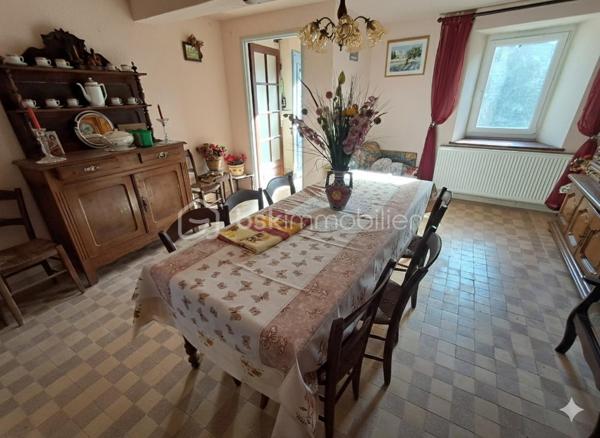 Saisissez l'opportunité de créer votre havre de paix sur ce domaine de 5000 m² situé au cœur d'un hameau hyper calme. Cette maison de 140 m² à rénover est une perle rare pour ceux qui cherchent à conjuguer vie au vert et organisation pratique.

​Un terrain de 5000 m² pour vos projets :

Une parcelle d'un demi hectare idéale pour la permaculture, un verger ou des animaux. La terre n'attend que vos projets de culture pour s'épanouir.

​Des annexes pensées pour la vie à la campagne :

Le véritable point fort de ce bien réside dans ses aménagements extérieurs et techniques :

​Un vaste abri couvert : Courant sur toute la longueur de la maison (environ 50 m²), c'est l'espace parfait pour vos repas d'été ou un atelier de bricolage.
​Une arrière-cuisine fonctionnelle : Équipée d'une arrivée d'eau, elle est indispensable pour traiter les récoltes du jardin ou servir de buanderie.
​Deux cagibis attenants : Idéaux pour le stockage des outils, une cave à vin ou un garde-manger frais.
​L'intérieur :

Une base solide à réinventer offrant de beaux volumes :

​Salle à manger chaleureuse avec cheminée de 18m².
​3 chambres spacieuses à l'étage (22, 26 et 28m²).
Vaste cuisine de 25m².
Grenier aménageable de 55m².

​Localisation :

Le calme absolu d'un hameau préservé, tout en restant à proximité immédiate des commerces et services.

​Un bien avec un tel potentiel fonctionnel (eau en extérieur, dépendances, grand terrain) est extrêmement rare. Idéal pour un projet de vie néo-rural.