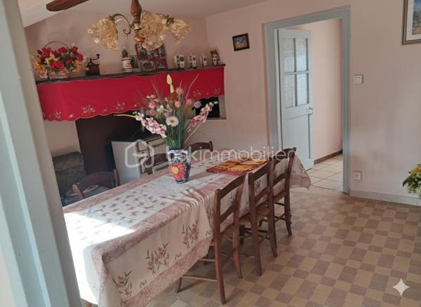 Saisissez l'opportunité de créer votre havre de paix sur ce domaine de 5000 m² situé au cœur d'un hameau hyper calme. Cette maison de 140 m² à rénover est une perle rare pour ceux qui cherchent à conjuguer vie au vert et organisation pratique.

​Un terrain de 5000 m² pour vos projets :

Une parcelle d'un demi hectare idéale pour la permaculture, un verger ou des animaux. La terre n'attend que vos projets de culture pour s'épanouir.

​Des annexes pensées pour la vie à la campagne :

Le véritable point fort de ce bien réside dans ses aménagements extérieurs et techniques :

​Un vaste abri couvert : Courant sur toute la longueur de la maison (environ 50 m²), c'est l'espace parfait pour vos repas d'été ou un atelier de bricolage.
​Une arrière-cuisine fonctionnelle : Équipée d'une arrivée d'eau, elle est indispensable pour traiter les récoltes du jardin ou servir de buanderie.
​Deux cagibis attenants : Idéaux pour le stockage des outils, une cave à vin ou un garde-manger frais.
​L'intérieur :

Une base solide à réinventer offrant de beaux volumes :

​Salle à manger chaleureuse avec cheminée de 18m².
​3 chambres spacieuses à l'étage (22, 26 et 28m²).
Vaste cuisine de 25m².
Grenier aménageable de 55m².

​Localisation :

Le calme absolu d'un hameau préservé, tout en restant à proximité immédiate des commerces et services.

​Un bien avec un tel potentiel fonctionnel (eau en extérieur, dépendances, grand terrain) est extrêmement rare. Idéal pour un projet de vie néo-rural.