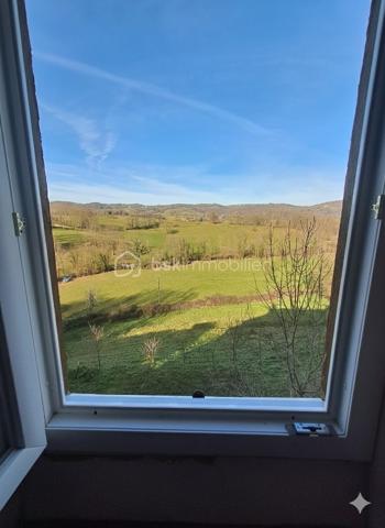 Saisissez l'opportunité de créer votre havre de paix sur ce domaine de 5000 m² situé au cœur d'un hameau hyper calme. Cette maison de 140 m² à rénover est une perle rare pour ceux qui cherchent à conjuguer vie au vert et organisation pratique.

​Un terrain de 5000 m² pour vos projets :

Une parcelle d'un demi hectare idéale pour la permaculture, un verger ou des animaux. La terre n'attend que vos projets de culture pour s'épanouir.

​Des annexes pensées pour la vie à la campagne :

Le véritable point fort de ce bien réside dans ses aménagements extérieurs et techniques :

​Un vaste abri couvert : Courant sur toute la longueur de la maison (environ 50 m²), c'est l'espace parfait pour vos repas d'été ou un atelier de bricolage.
​Une arrière-cuisine fonctionnelle : Équipée d'une arrivée d'eau, elle est indispensable pour traiter les récoltes du jardin ou servir de buanderie.
​Deux cagibis attenants : Idéaux pour le stockage des outils, une cave à vin ou un garde-manger frais.
​L'intérieur :

Une base solide à réinventer offrant de beaux volumes :

​Salle à manger chaleureuse avec cheminée de 18m².
​3 chambres spacieuses à l'étage (22, 26 et 28m²).
Vaste cuisine de 25m².
Grenier aménageable de 55m².

​Localisation :

Le calme absolu d'un hameau préservé, tout en restant à proximité immédiate des commerces et services.

​Un bien avec un tel potentiel fonctionnel (eau en extérieur, dépendances, grand terrain) est extrêmement rare. Idéal pour un projet de vie néo-rural.