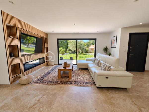 ✨ ÉLÉGANTE VILLA AVEC PISCINE – SAINT-ÉTIENNE-DE-TULMONT

À seulement 2 km des commerces, découvrez cette belle villa de plain-pied nichée dans un environnement verdoyant, sur un grand jardin arboré et entièrement clôturé.

Dès l’entrée, vous serez séduits par sa luminosité et ses beaux volumes, avec une superbe pièce de vie de plus de 60 m², composée d’un séjour spacieux avec cuisine ouverte entièrement équipée, créant un espace convivial et chaleureux, idéal pour recevoir.

🌿 L’espace nuit offre 4 chambres avec rangements, dont une suite parentale, une belle salle de bain ainsi que 2 WC indépendants. Un espace cellier/buanderie et un double garage viennent compléter les prestations.

🌴 À l’extérieur, place à la détente : une magnifique piscine avec revêtement effet pierre de Bali et cascade, accompagnée de son pool house, s’intègre parfaitement au jardin arboré et crée une véritable ambiance de vacances à la maison.

🌡️ Côté confort, la villa bénéficie d’une pompe à chaleur gainable avec thermostats individuels, permettant d’adapter la température de chaque espace.

❤️ Une villa familiale aux prestations soignées, où volumes, confort et espaces extérieurs se conjuguent parfaitement. Une visite s’impose !
