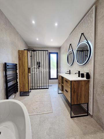 ✨ ÉLÉGANTE VILLA AVEC PISCINE – SAINT-ÉTIENNE-DE-TULMONT

À seulement 2 km des commerces, découvrez cette belle villa de plain-pied nichée dans un environnement verdoyant, sur un grand jardin arboré et entièrement clôturé.

Dès l’entrée, vous serez séduits par sa luminosité et ses beaux volumes, avec une superbe pièce de vie de plus de 60 m², composée d’un séjour spacieux avec cuisine ouverte entièrement équipée, créant un espace convivial et chaleureux, idéal pour recevoir.

🌿 L’espace nuit offre 4 chambres avec rangements, dont une suite parentale, une belle salle de bain ainsi que 2 WC indépendants. Un espace cellier/buanderie et un double garage viennent compléter les prestations.

🌴 À l’extérieur, place à la détente : une magnifique piscine avec revêtement effet pierre de Bali et cascade, accompagnée de son pool house, s’intègre parfaitement au jardin arboré et crée une véritable ambiance de vacances à la maison.

🌡️ Côté confort, la villa bénéficie d’une pompe à chaleur gainable avec thermostats individuels, permettant d’adapter la température de chaque espace.

❤️ Une villa familiale aux prestations soignées, où volumes, confort et espaces extérieurs se conjuguent parfaitement. Une visite s’impose !