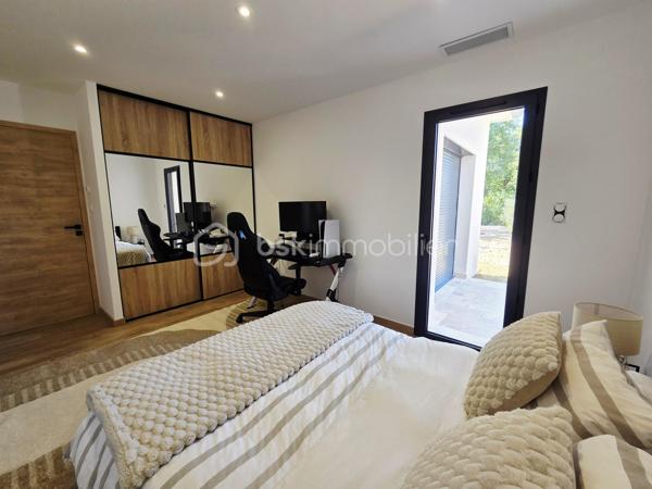 ✨ ÉLÉGANTE VILLA AVEC PISCINE – SAINT-ÉTIENNE-DE-TULMONT

À seulement 2 km des commerces, découvrez cette belle villa de plain-pied nichée dans un environnement verdoyant, sur un grand jardin arboré et entièrement clôturé.

Dès l’entrée, vous serez séduits par sa luminosité et ses beaux volumes, avec une superbe pièce de vie de plus de 60 m², composée d’un séjour spacieux avec cuisine ouverte entièrement équipée, créant un espace convivial et chaleureux, idéal pour recevoir.

🌿 L’espace nuit offre 4 chambres avec rangements, dont une suite parentale, une belle salle de bain ainsi que 2 WC indépendants. Un espace cellier/buanderie et un double garage viennent compléter les prestations.

🌴 À l’extérieur, place à la détente : une magnifique piscine avec revêtement effet pierre de Bali et cascade, accompagnée de son pool house, s’intègre parfaitement au jardin arboré et crée une véritable ambiance de vacances à la maison.

🌡️ Côté confort, la villa bénéficie d’une pompe à chaleur gainable avec thermostats individuels, permettant d’adapter la température de chaque espace.

❤️ Une villa familiale aux prestations soignées, où volumes, confort et espaces extérieurs se conjuguent parfaitement. Une visite s’impose !