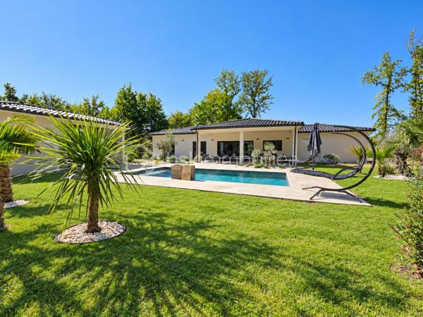 ✨ ÉLÉGANTE VILLA AVEC PISCINE – SAINT-ÉTIENNE-DE-TULMONT

À seulement 2 km des commerces, découvrez cette belle villa de plain-pied nichée dans un environnement verdoyant, sur un grand jardin arboré et entièrement clôturé.

Dès l’entrée, vous serez séduits par sa luminosité et ses beaux volumes, avec une superbe pièce de vie de plus de 60 m², composée d’un séjour spacieux avec cuisine ouverte entièrement équipée, créant un espace convivial et chaleureux, idéal pour recevoir.

🌿 L’espace nuit offre 4 chambres avec rangements, dont une suite parentale, une belle salle de bain ainsi que 2 WC indépendants. Un espace cellier/buanderie et un double garage viennent compléter les prestations.

🌴 À l’extérieur, place à la détente : une magnifique piscine avec revêtement effet pierre de Bali et cascade, accompagnée de son pool house, s’intègre parfaitement au jardin arboré et crée une véritable ambiance de vacances à la maison.

🌡️ Côté confort, la villa bénéficie d’une pompe à chaleur gainable avec thermostats individuels, permettant d’adapter la température de chaque espace.

❤️ Une villa familiale aux prestations soignées, où volumes, confort et espaces extérieurs se conjuguent parfaitement. Une visite s’impose !